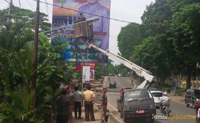 Penertibang salah satu baleho liar di Kota Jambi beberapa waktu lalu