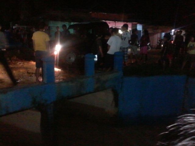 Warga melakukan pencarian bocah yang tenggelam di sungai Perumahan Kembar Lestari I RT 36 Kelurahan Kenali Besar, Kecamatan Kotabaru