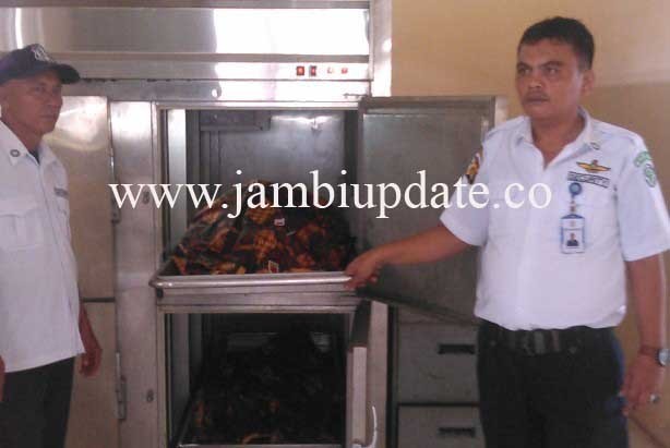 Jenazah salah seorang korban tabrakan bus ALS vs APV  yang masih berada di kamar mayat RSUD Kolonel Abundjani Bangko (26/12)