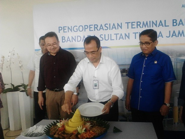 Pemotongan tumpeng tanda beroperasinya terminal baru  bandara Sultan Thaha Jambi Minggu (27/12)