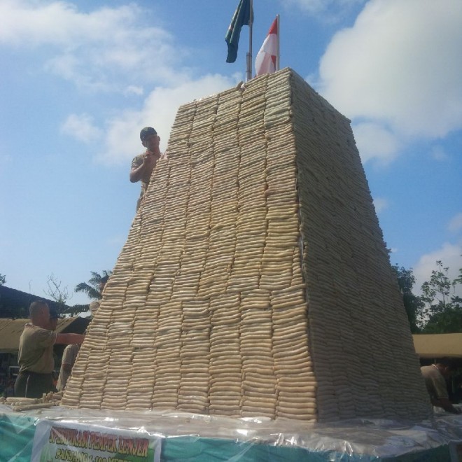 Pempek yang dibuat dalam rangka HUT Kodam II Sriwijaya ke-70 di Korem 042/Garuda Putih Minggu (27/12)