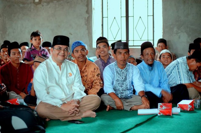 IW terlihat akrab di tengah-tengah masyarakat Muaro Jambi.