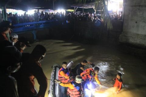 Pencarian korban tenggelam di kembar Lestrasi belum membuahkan hasil hingga pukul 01.30 Wib (27/12)