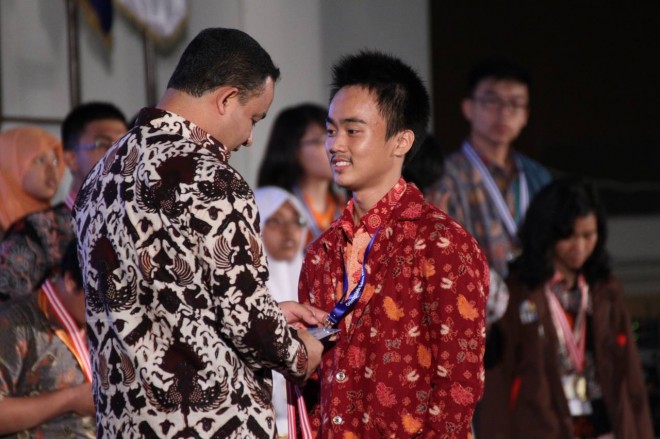 Andrian Wijaya menerima penghargaan dari Mendikbud Anies Baswedan beberapa waktu lalu