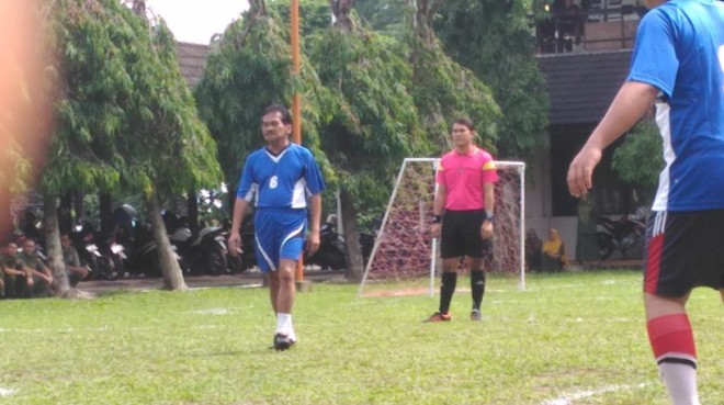 Sekrataris Daerah Kota Jambi Daru Pratomo ikut memperkuat tim Kota Jambi kontra tim pemprov Jambi Senin (28/12)