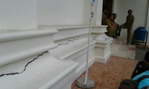 Bangunan kantor gubernur yang retak