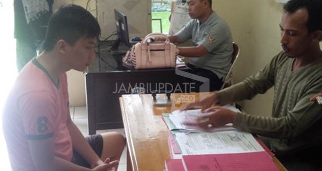 Pelaku pengelapan uang perusahaan, Edi Hartono (21) warga RT 03, Kelurahan Pematang Sulur, Kecamatan Telanaipura, Kota Jambi.