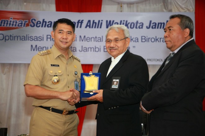 Walikota SY Fasha menyerahkan kenang-kenangan