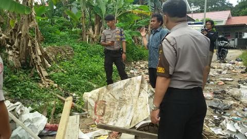 Pembongkaran blokir jalan oleh petugas kepolisian di Kenali Besar Selasa sore (29/12)