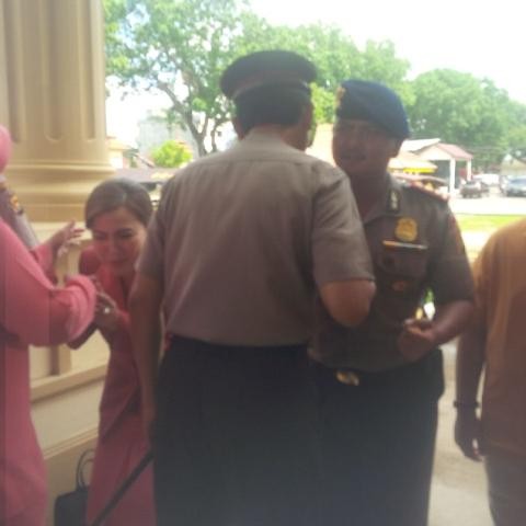 Kapolda Jambi memberi ucapan selamat kepada jajarannya yang naik pangkat siang ini (31/12)