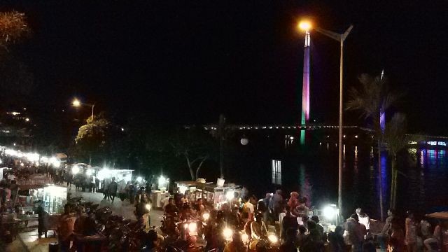 Suasana di seputaran Tanggo Rajo Jambi malam ini (31/12). Gentala Arasy terlihat lengang