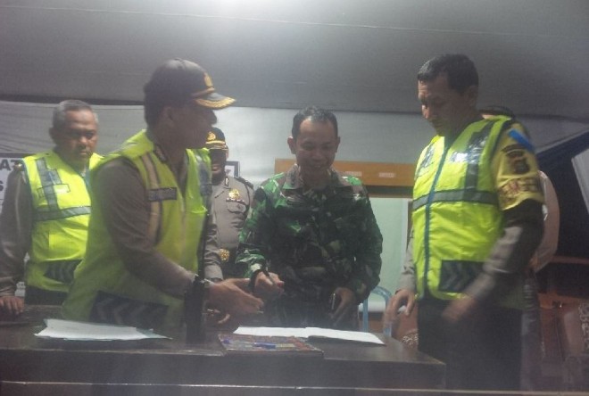 Kapolda Jambi bersam Danrem memantau Pos Pam malam Ini (31/12)
