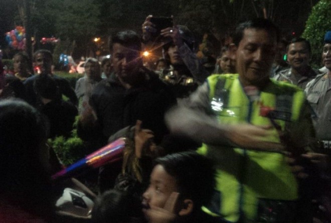 Kapolda Jambi Brigjen Pol Lutfi Lubihanto bagi-bagi terompet ke warga di Bundaran Kota Baru Jambi (31/12)