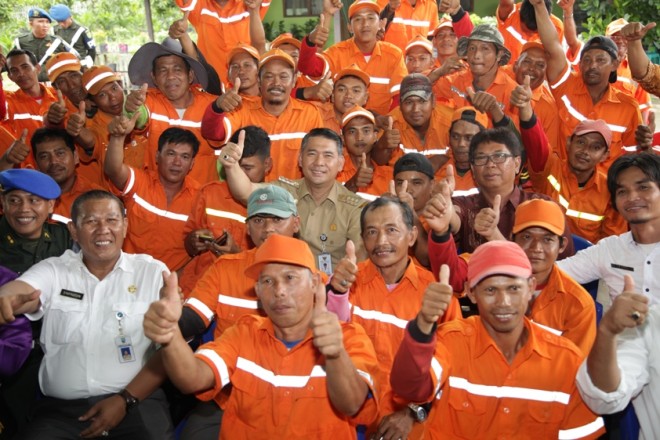 Walikota Jambi SY Fasha berada di tengah-tengah petugas kebersihan Pemkot Jambi. Tidak ada jarak antara pemimpin dan rakyatnya 