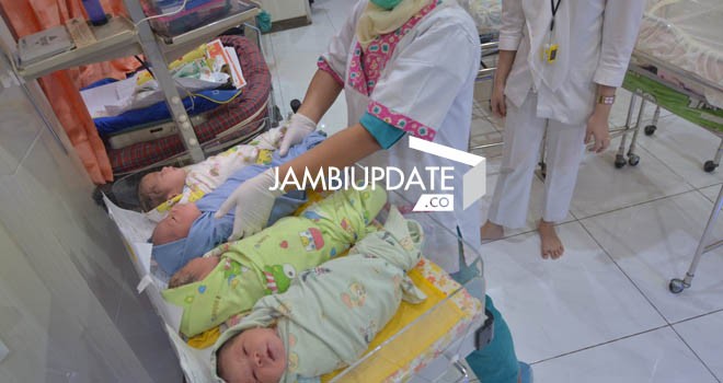 Bayi-bayi yang lahir persis tanggal 1 Januari 2016 di RSIA Annisa Jambi. F/RIDWAN/JU