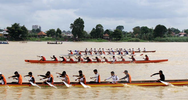  Perlombaan Pacu Perahu HUT Provinsi Jambi ke-59, Minggu (3/1).