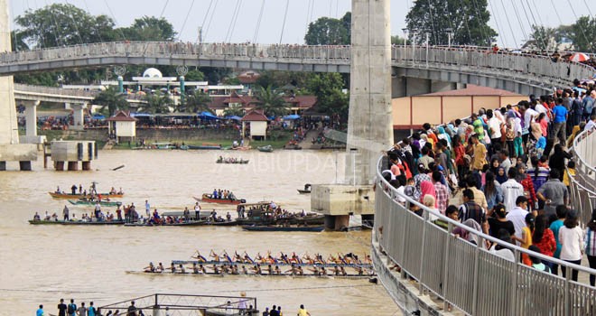 Perlombaan Pacu Perahu HUT Provinsi Jambi ke-59 di Sungai Batanghari Tanggo Rajo