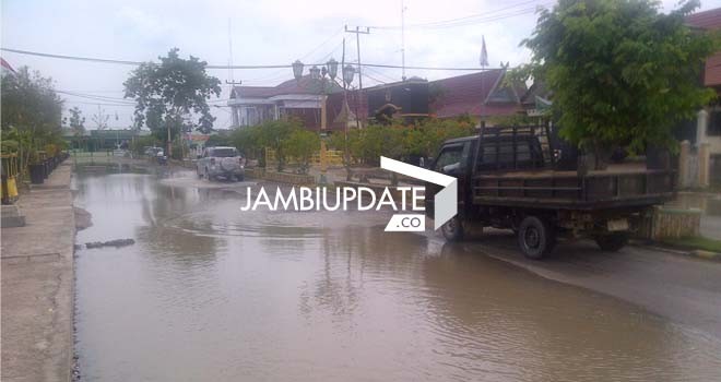 Salah satu jalan di Kota Tungkal tergenang banjir rob yang datang setiap awal tahun