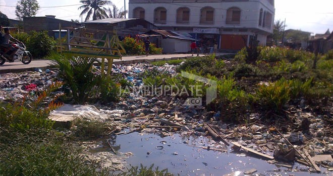 Tampak sampah berserakan akibat banjir yang melanda Kualatungkal.