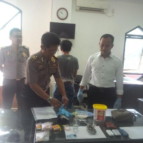 Tersangka dan barang bukti yang diamankan Polda Jambi