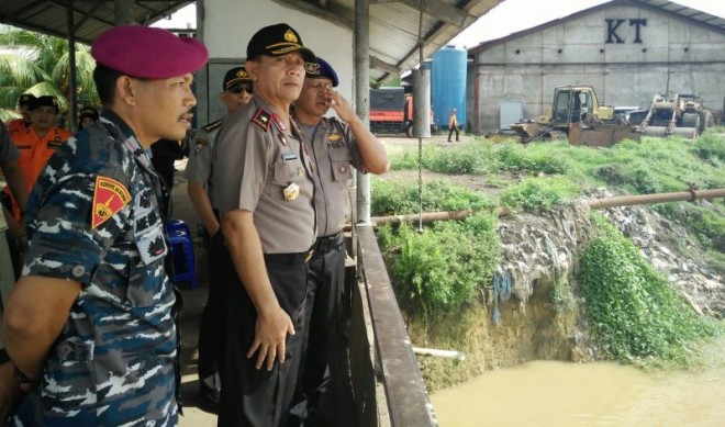 Kapolda Jambi Brigjend Pol Lutfi Lubihanto meninjau lokasi tenggelamnya tug boat di Pelabuhan Talang Duku Selasa (5/1)