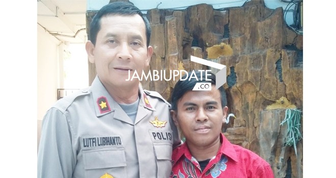 Muklis dan Kapolda Jambi Brigjen Pol Lutfi Lubihanto. Mukhlis sudah menjadi tukang pangkas rambut 8 kapolda Jambi, yakni Soewadji, Carrel Risakota, Anang Iskandar, Bambang Suparsono, Ade Husen, Satria Hari Prasetya, Bambang Sudarisman dan Lutfi Lubihanto