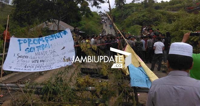 Warga pendatang Sungai Tebal memblokir jalang Jangkat.