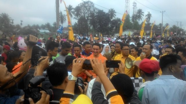 Zumi Zola dan Bupati Tebo Sukandar jalan santai bersama warga Tebo
