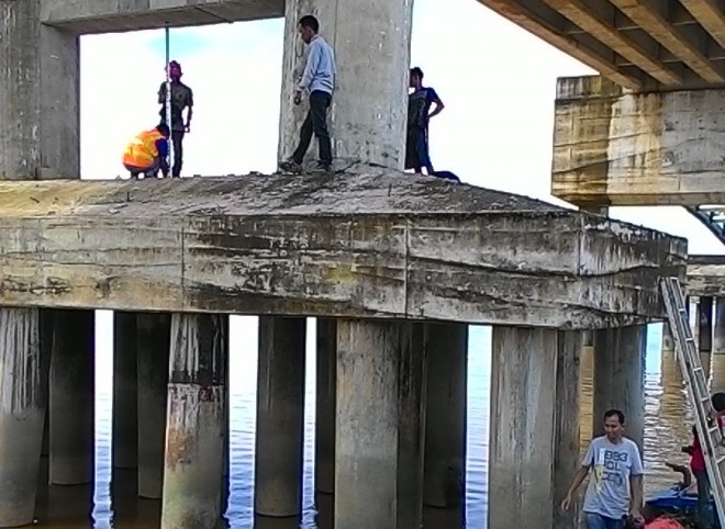Jembatan Muara Sabak yang rusak akibat ditabrak kapal beberapa waktu lalu