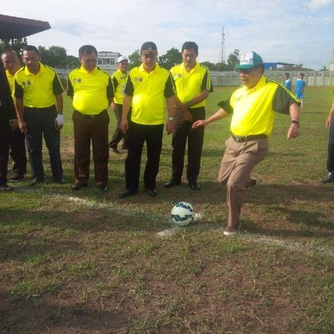 Pj Gubernur Jambi menendang bola pertama pembukaan gubernur cup 2016