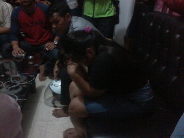 Dua sejoli yang digrebek warga di Payo Lebar, Jelutung tadi malam (6/1)