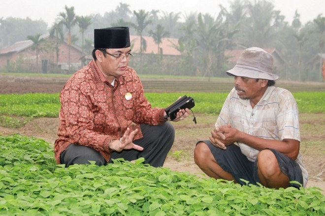 IW blusukan dan berdialog dengan salah seorang petani di Muaro Jambi
