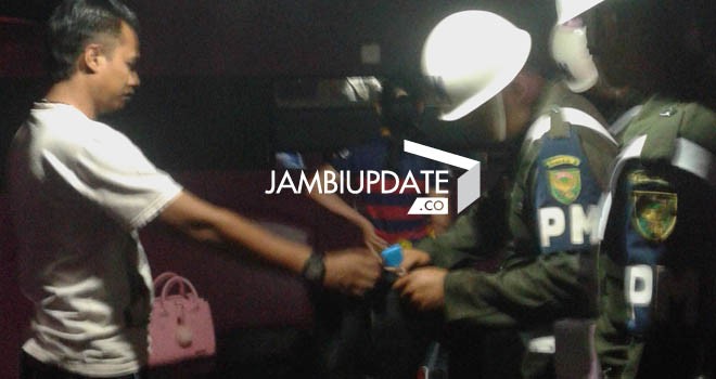 Anggota Denpom Jambi melakukan razia di sejumlah tempat hiburan malam di Jambi (8/1)