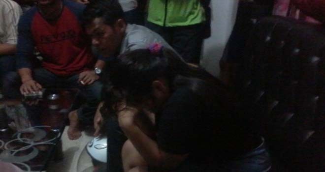 Dua sejoli yang digrebek warga di Payo Lebar, Jelutung.