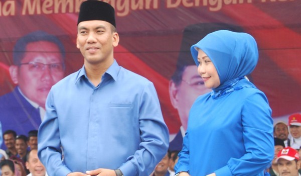 Kemas Fuad dan istri