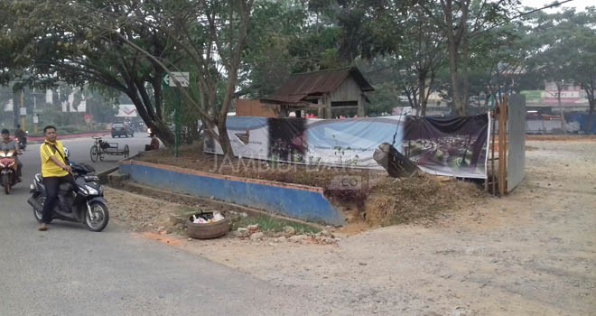 Di Taman Kota inilah para waria sering mangkal pada malam hari. HADINATA/JU