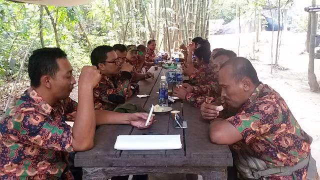 Kades disuguhkan ubi rebus oleh petani di Vietnam