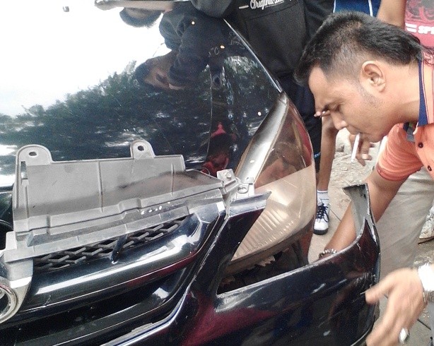 Mobil Avanza mengalami kerusakan setelah ditabrak sepeda motor Shogun di depan IAIN Telanai tadi pagi (10/1)