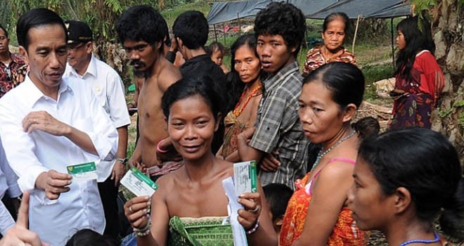 Presiden RI, Joko Widodo (Jokowi) saat menyambangi kelompok suku anak dalam (SAD) di Kabupaten Sarolangun beberapa waktu lalau.