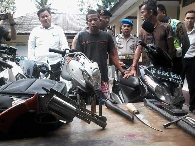 Tersangka dan barang bukti saat diamankan di Polsek Telanai