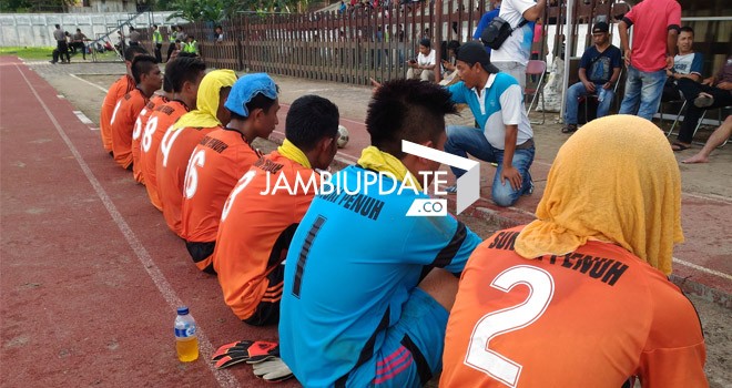 Pemain PS Sungai Penuh mendapat arahan dari pelatih saat melakoni laga kontra Tanjab Timur