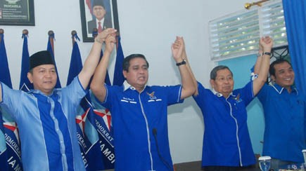 Ketua DPD dan Sekretaris DPD Demokrat Provinsi Jambi, HBA dan Effendi Hatta bersama Hasip Kalimuddin Syam 