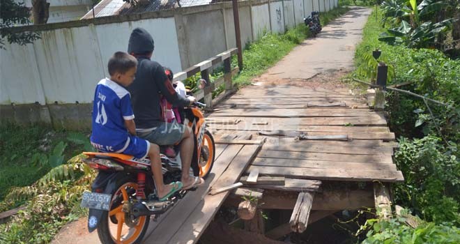 Tampak jembatan Sungai Kunyit di Bagan Pete rusak parah.