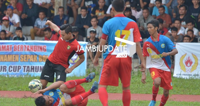 Tanjab Barat saat menghadapi Bungo. Dua tim ini sama-sama mengoleks 4 point, setelah Tanjab Barat berhasil mengalahkan Sarolangun sore tadi (12/1)