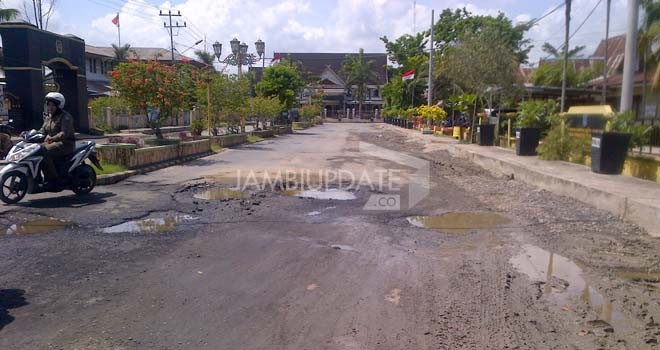 Jalan di perkantoran tepatnya jalur dua kantor Bupati Tanjbbar, nampak tidak terurus dengan baik.