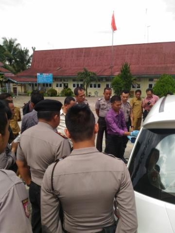 Polisi melakukan olah TKP di YPSBR