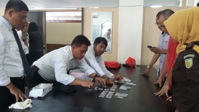 Penyidik Direktorat Reserse Narkoba Polda Jambi, melakukan pemusnahan barang bukti 64â€Ž paket narkotika jenis sabu. 