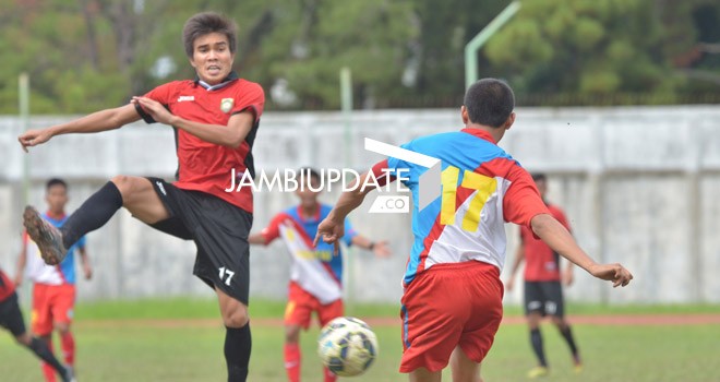 Tanjab Barat saat bertanding melawan Bungo. Jika menang sore nanti (14/1) Tanjab Barat akan menyalip Bungo di posisi kedua grup  B