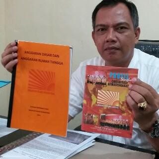 Kakan Kesbangpol Batanghari Baidawi memperlihatkan berkas Gafatar