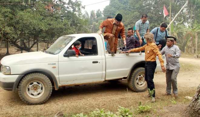 Menggunakan mobil bak terbuka, IW blusukan ke Desa Tantan beberapa waktu lalu